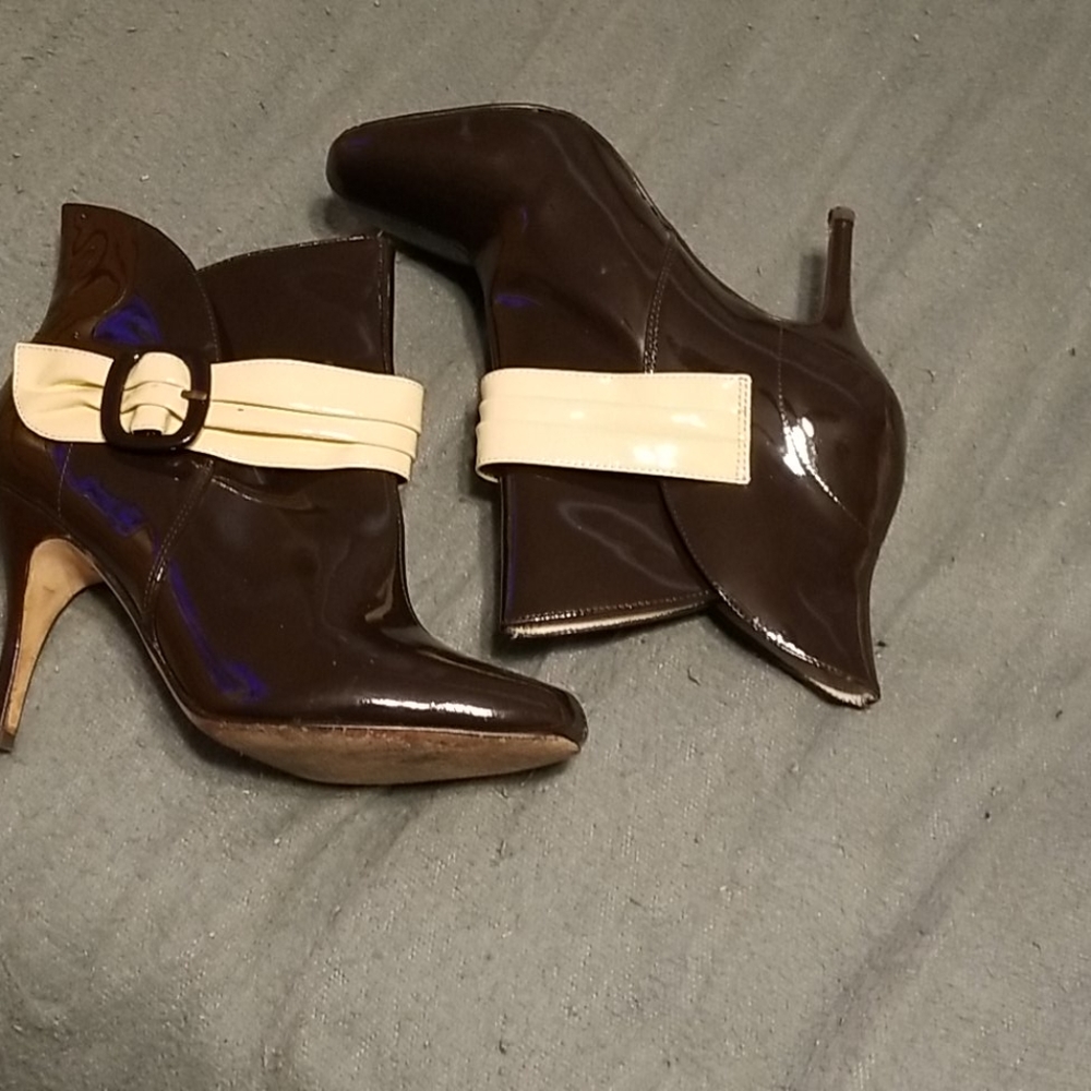 Dk brown vinyl booties